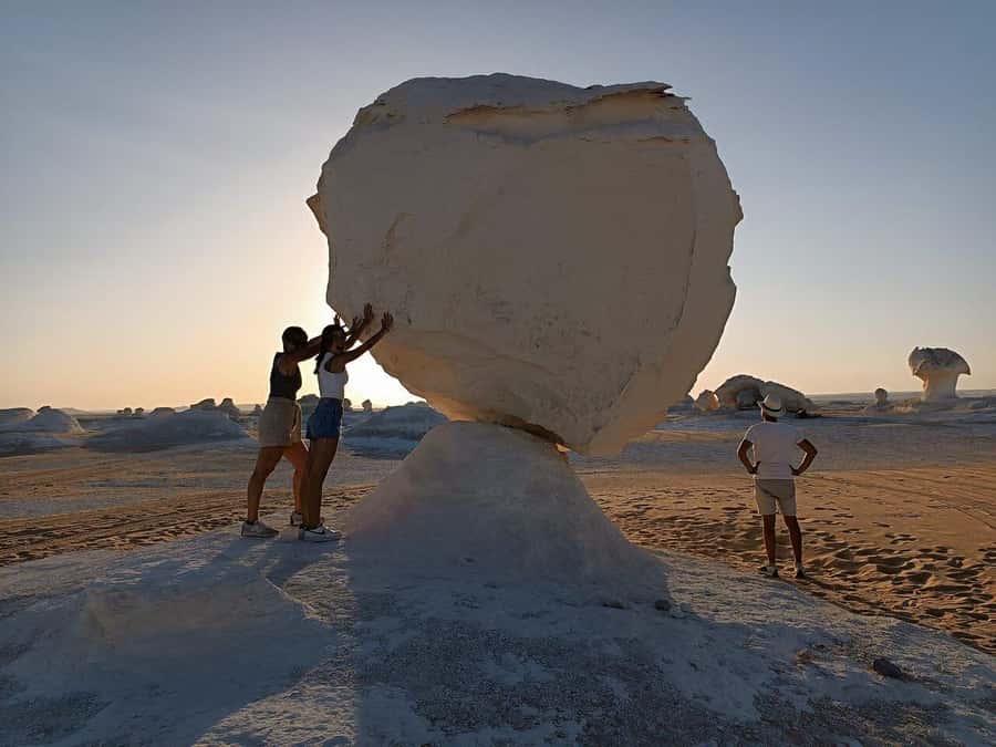 Cairo: Bahariya Oasis & White Desert A Private Day Adventure - The Black Desert’s dark hills