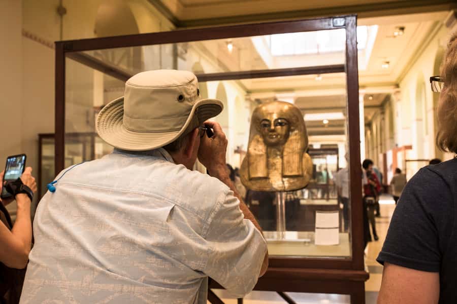 Cairo: Egyptian Museum, Pyramids & Bazaar Tour - Seeing the Pyramids of Giza