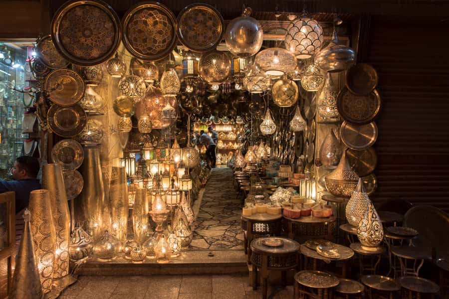Cairo: Egyptian Museum, Pyramids & Bazaar Tour - A local Egyptian lunch in Giza
