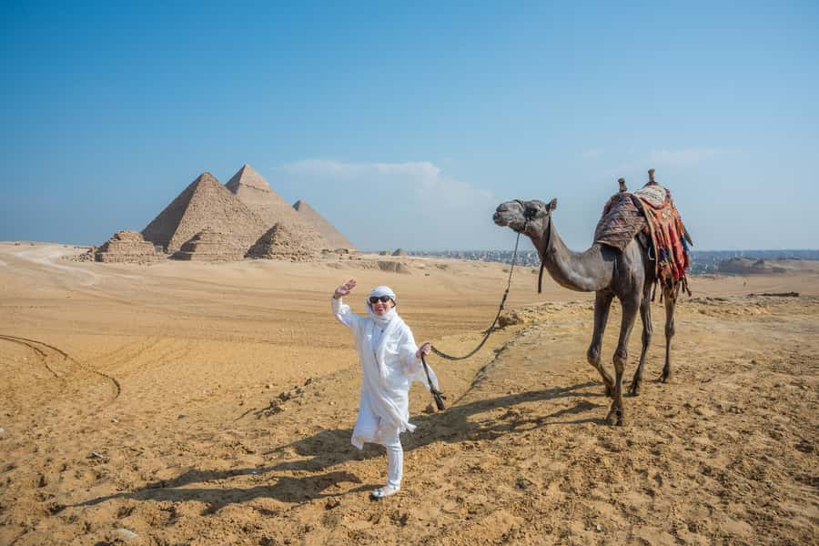 Cairo: Half Day Pyramids Tour by Camel or Horse Carriage - Lunch and photography add-ons
