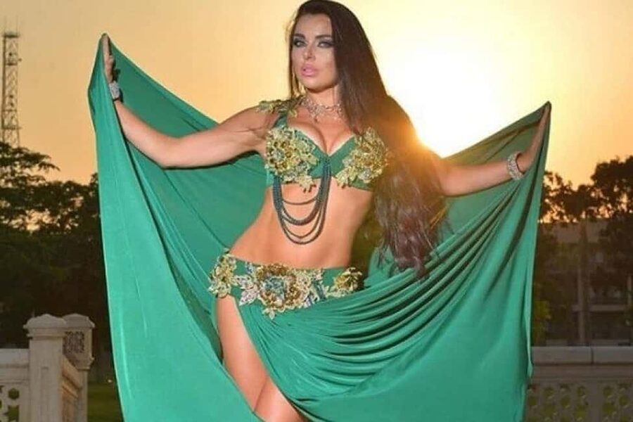 Cairo: Nile Dinner Cruise with Belly Dancer Show and Music - Boarding the boat and choosing your seat
