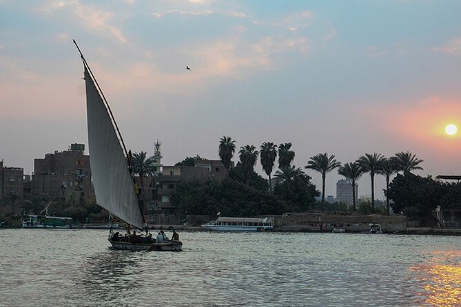 Cairo: Nile Dinner Cruise with Show & Shared Transfer - Folkloric music and belly dancing after dinner