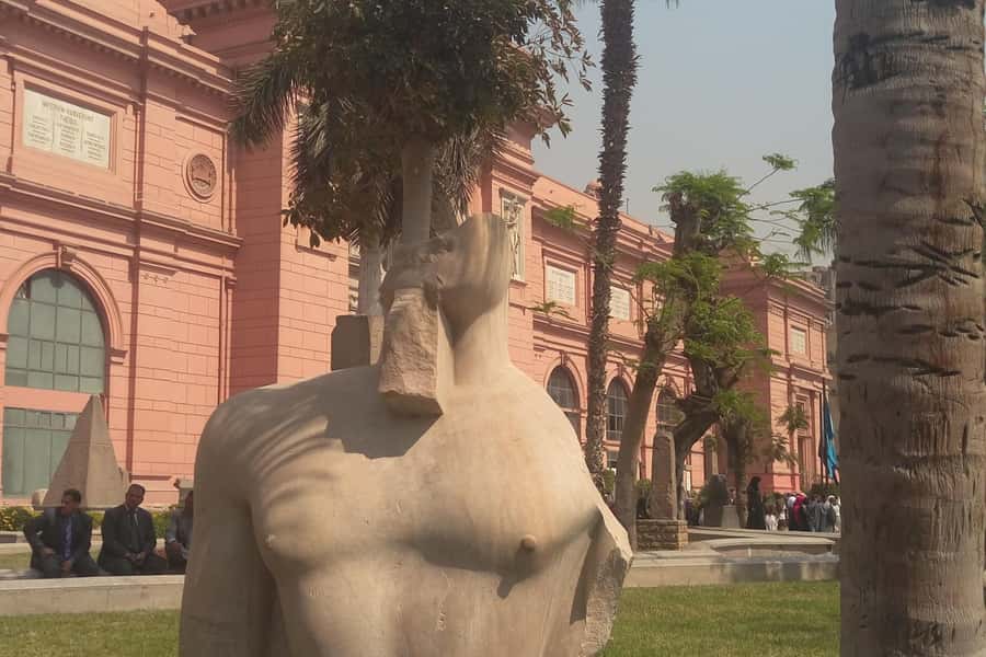Cairo: Private Pyramids, Museum & Bazaar Tour with Lunch - Practical details that affect your day
