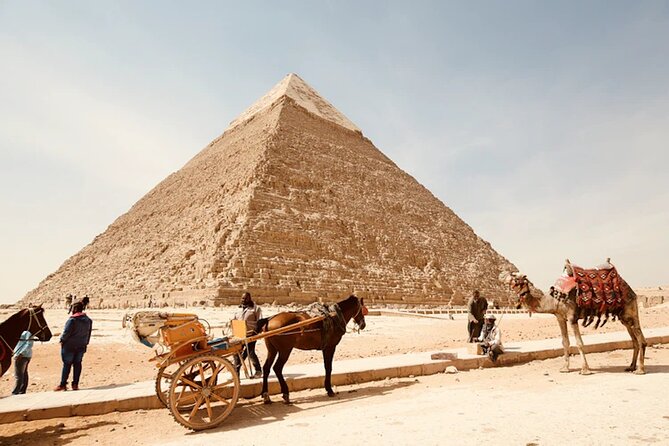 Cairo: Pyramids, Bazaar, Lunch with Female Guide - Browsing the Giza bazaars