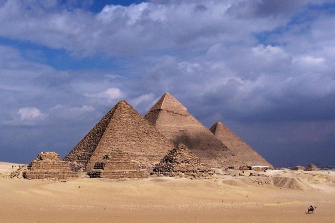 Day Tour to Giza Pyramids, Sphinx, Sakkara Pyramids and Dahshur Pyramids - The Great Sphinx at the foot of Giza