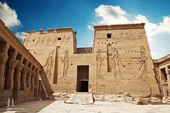 Day Trip to Luxor From Cairo By Flight, King Tut Tomb Included - Colossi of Memnon, a quick stop with big statues