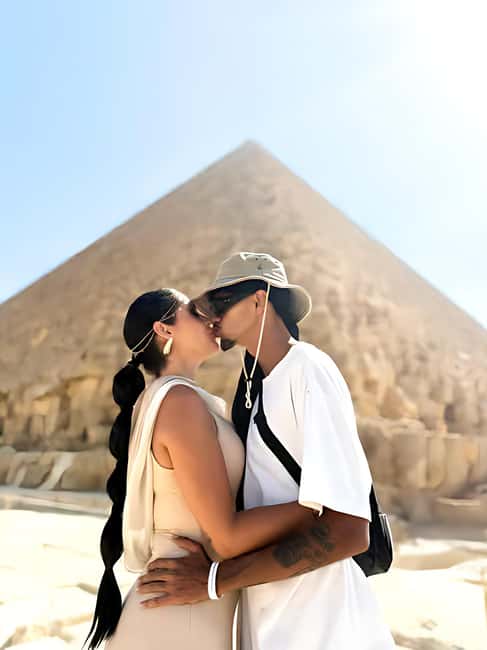 Discover Cairo: Pyramids, Museum & Sphinx Tour from Hurghada - Standing before the Great Pyramids of Giza