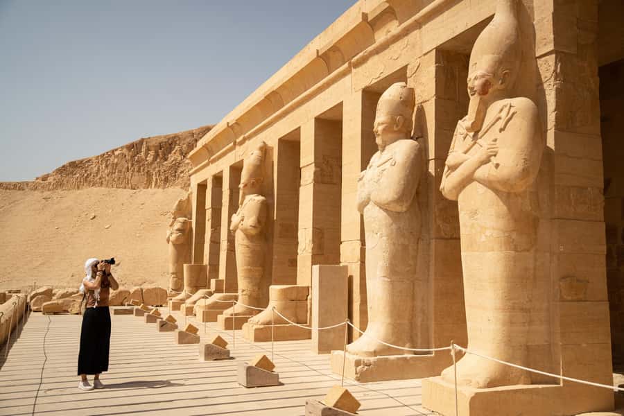 From Luxor: Guided Tour to East or West Banks with Lunch - Lunch at a local restaurant