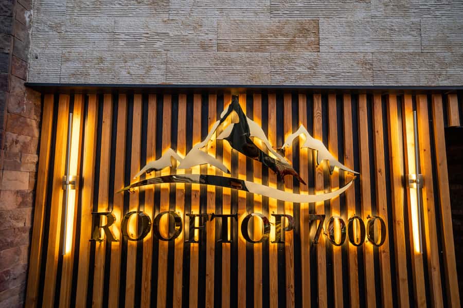 Giza: Dinner with Pyramids All Around You at Rooftop7000 - Arriving at The Great Pyramid Inn