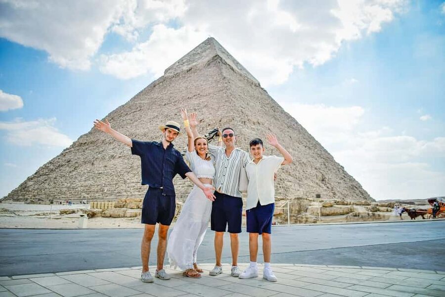 Hurghada: Cairo Pyramids, Sphinx & Egyptian Museum Day Trip - Meeting the Sphinx face to face