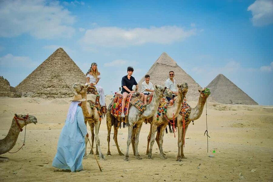 Hurghada: Cairo Pyramids, Sphinx & Egyptian Museum Day Trip - Lunch with Egyptian flavors