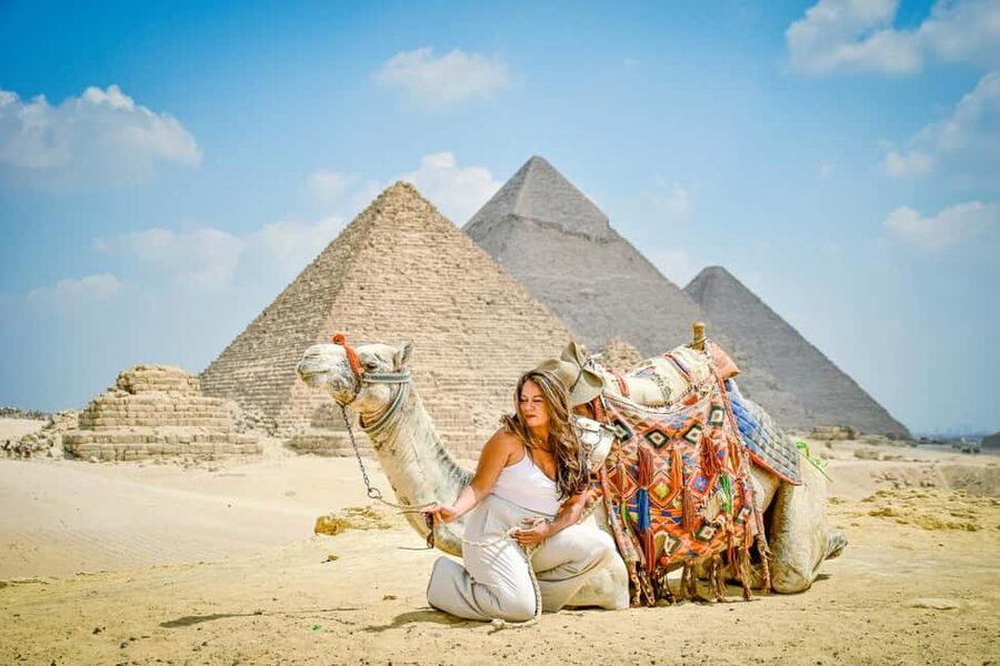 Hurghada: Cairo Pyramids, Sphinx & Egyptian Museum Day Trip - Arriving at the Giza Plateau