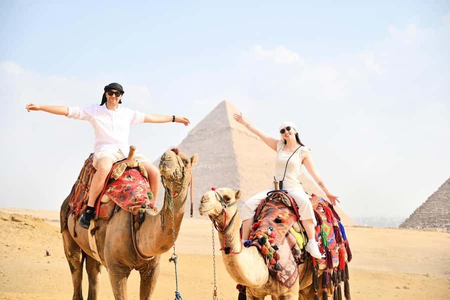 Hurghada: Cairo Pyramids, Sphinx, Museum & Bazaar Day Tour - Seeing the Great Pyramid at Giza