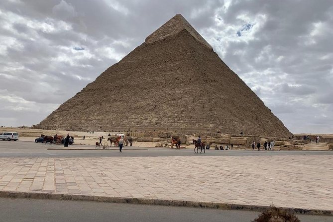 Hurghada Cairo visiting the pyramids one day by bus - Inside the Egyptian Museum with an Egyptologist