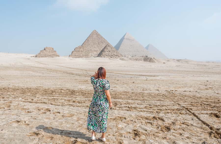 Hurghada Day Trip to Giza Pyramids, Sphinx, Museum and lunch - How the guide shapes the experience