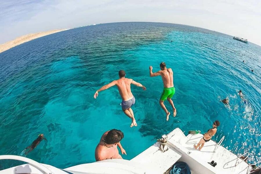 Hurghada: Dolphin & Coral Reef Snorkeling Tour with Lunch - Lunch, drinks, and life between stops