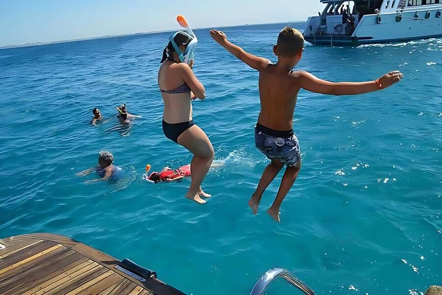 Hurghada: Dolphin Watching Boat Tour with Snorkeling & Lunch - Quick points before you book