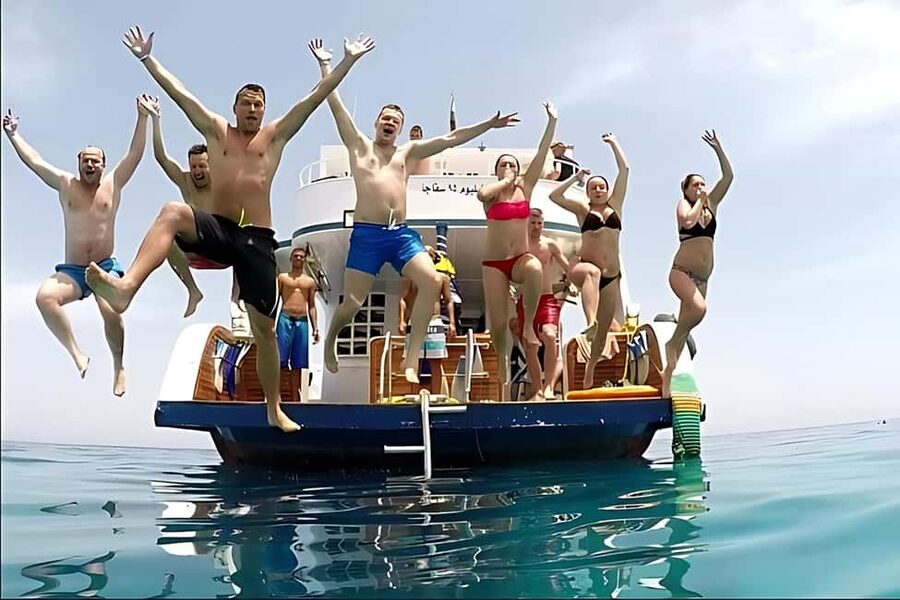 Hurghada: Dolphin Watching Boat Tour with Snorkeling & Lunch - Who should book this Hurghada boat tour?