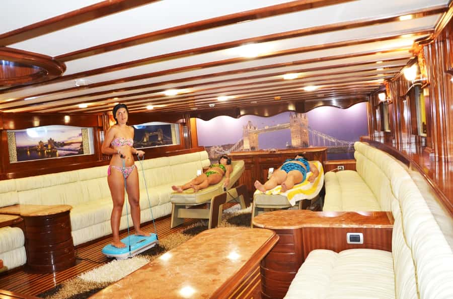 Hurghada: Elite vip snorkeling cruise with BBQ buffet lunch - Heading north to look for dolphins