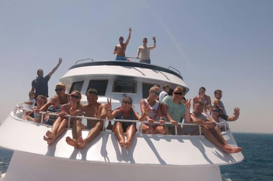 Hurghada: Full-Day Scuba Diving Tour with 2 Sites and Lunch - The guides and the safety side