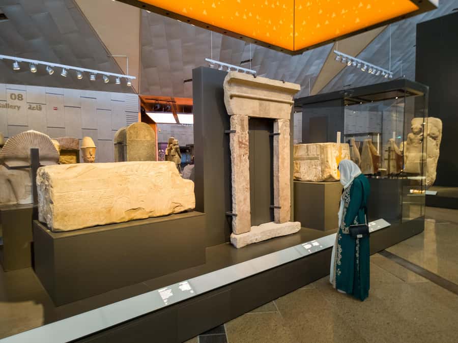 Hurghada: Grand Egyptian Museum, Pyramids & Sphinx Day Tour - Egyptian lunch in Giza