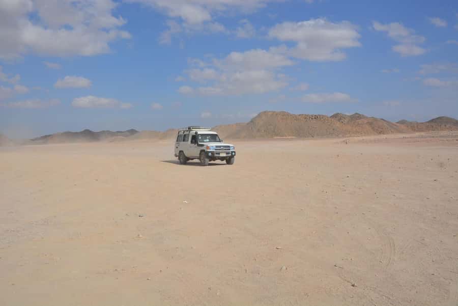 Hurghada: Jeep Safari with Camel Ride, Dinner and Show - Arabian tea and the Bedouin village