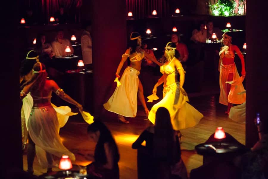 Hurghada: Naz Cabaret ticket with beverages - What happens during the evening