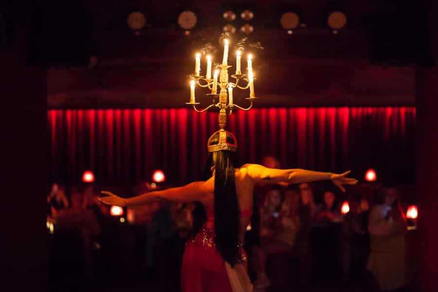 Hurghada: Naz Cabaret ticket with beverages - The performance: glamour, dance, and live music