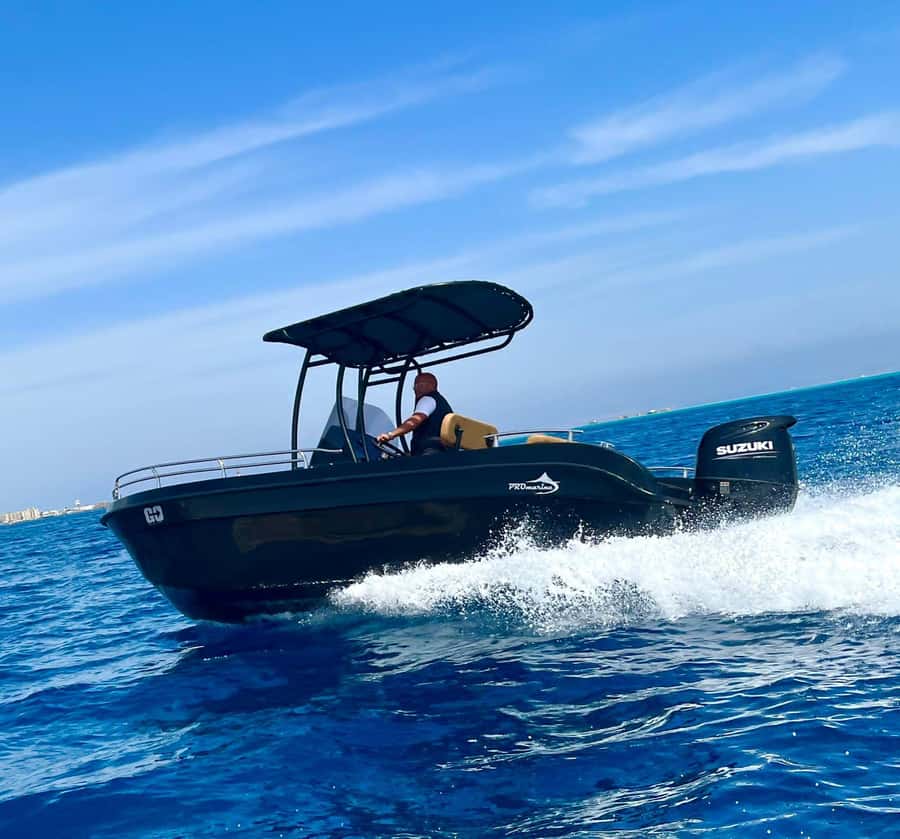 Hurghada: Private Speedboat Adventure with Snacks & Pick-up - Food, drinks, and the small extras