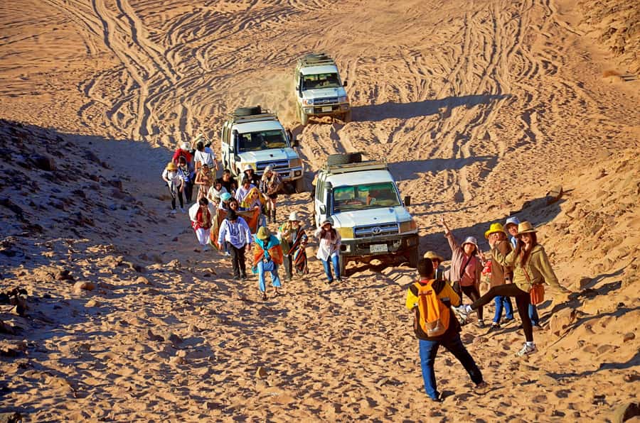 Hurghada: Safari Jeep & Camel Ride with BBQ Dinner & Show - A five-minute camel ride, with realistic expectations