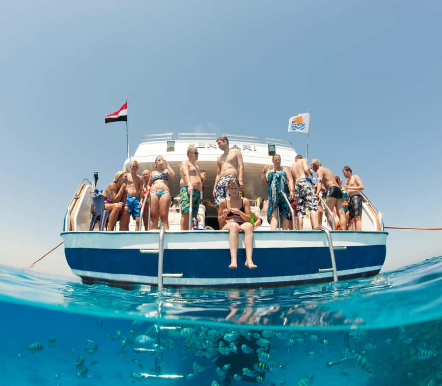 Hurghada: Snorkeling 6 x 1 to Orange Bay w Diving & Massage - Crew service and photo options