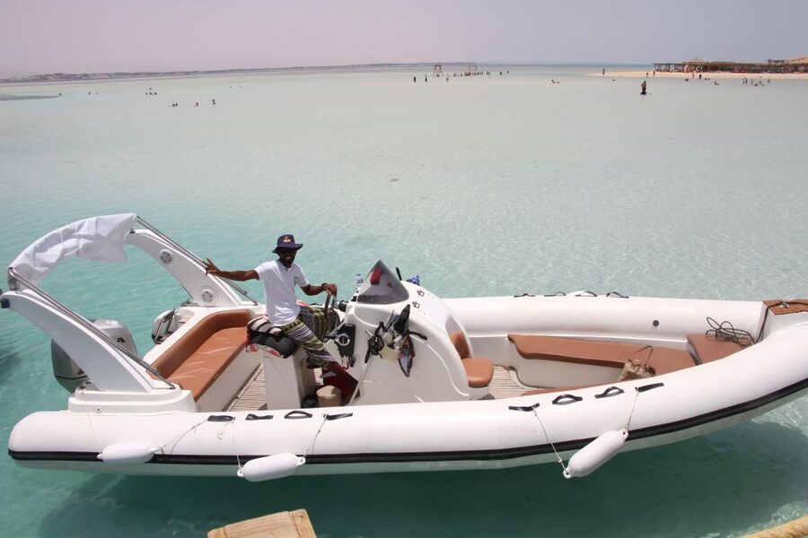 Hurghada: Speedboat Parasailing Adventures & Hotel Pick up - How the guides affect the experience