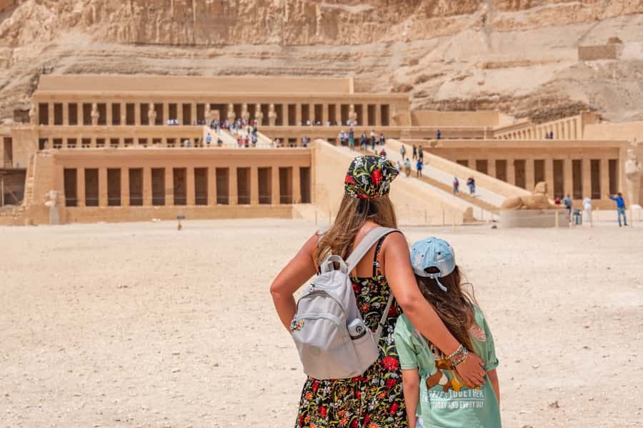 Hurghada: Valley of Kings Hatshepsut & Karnak Luxor Day Trip - Walking into the Valley of the Kings