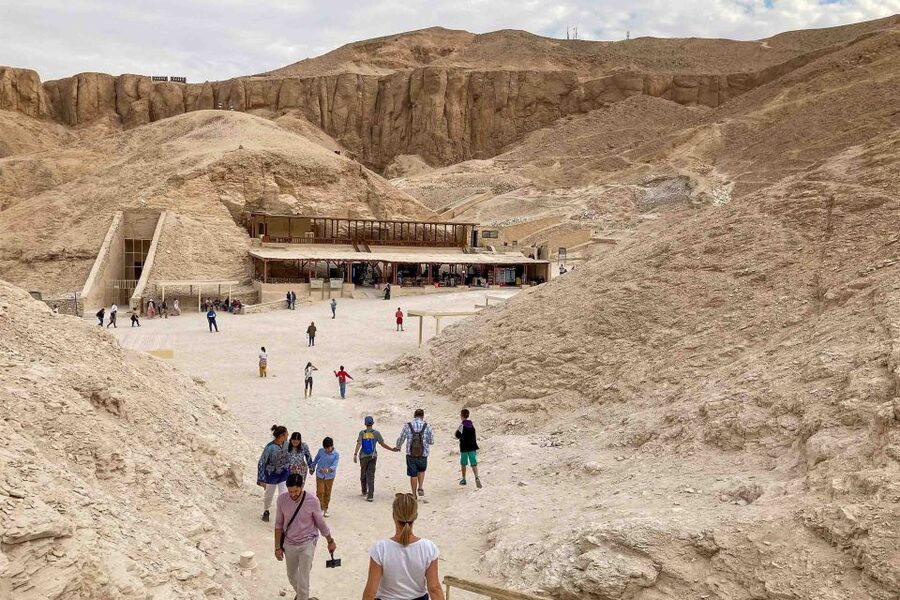 Hurghada: Valley of Kings Hatshepsut & Karnak Luxor Day Trip - Luxor Temple from the outside