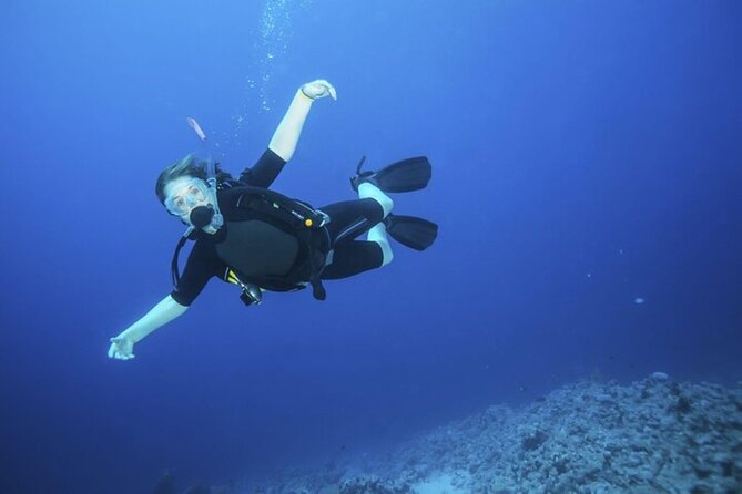 Intro Scuba Diving: 2 Dive Stops With Lunch & transfer - Hurghada - Getting settled on the scuba boat