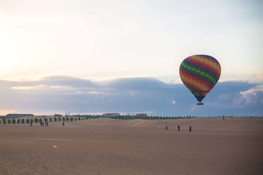 Luxor: Deluxe Sunrise Hot Air Balloon - Pilots, guides, and the ground crew