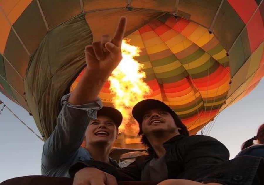 Luxor: Hot Air Balloon Ride Over Temple of Hatshepsut - Watching the balloon come alive