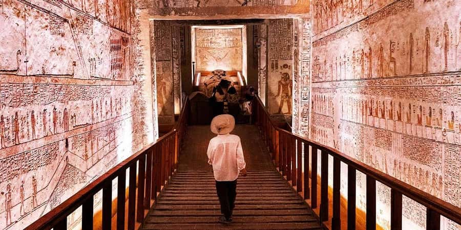 Luxor: Valley of the Kings and Queens Guided Tour with Lunch - Lunch with a local flavor