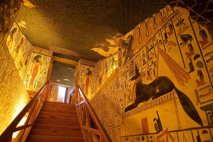 Luxor: West Bank Kings and Queens All-Inclusive Tour & Lunch - Lunch at a local Egyptian restaurant