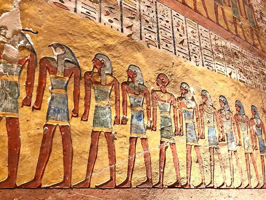 Luxor: West & East Banks & Tut's Tomb Private Full-Day Tour - Lunch in a local restaurant