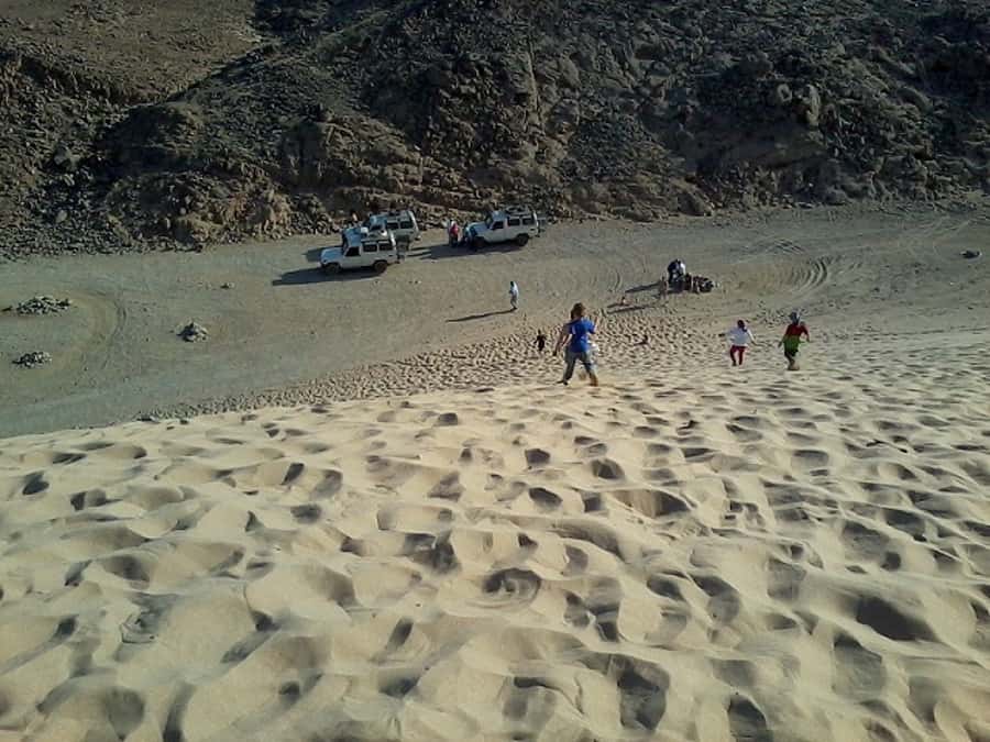 Makadi Bay: Jeep Safari Adventure with Bedouin guide - Sunset Dinner and the Traditional Show