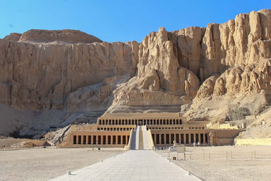 Makadi Bay: Luxor Highlights & King Tut Tomb Full-Day Tour - Hatshepsut’s three terraces at Deir el-Bahari