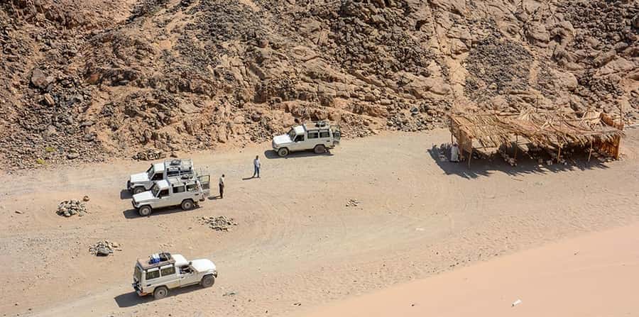 Makadi Bay: Mega Tour Jeep, ATV, Buggy, Camel, Dinner & Show - Dinner and the Sahara Park show