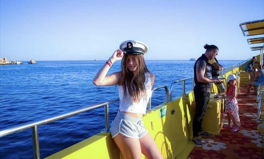 Makadi Bay: Royal Seascope Submarine Cruise & Snorkel stop - Languages, access, and comfort