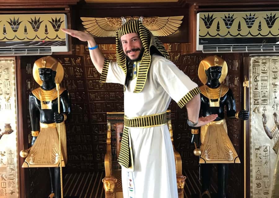 Marsa Alam: Nefertari Sunset/Morning Cruise & Snorkeling - Costumes, a throne, and the photo stop
