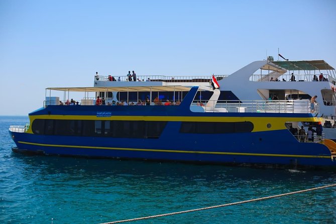 Paradise Catamaran Conquest 2 Hours Semi Submarine & snorkeling - Hurghada - The short underwater show and crew presentation