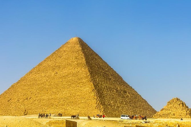Private Day Tour to Giza Pyramids and Egyptian Museum from Cairo with Guide - Meeting the Great Sphinx