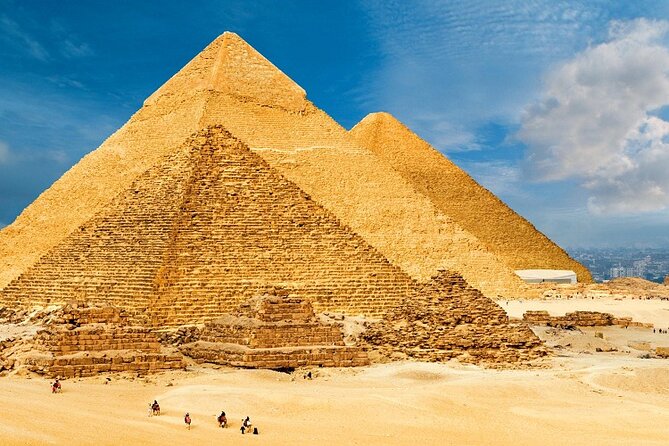 Private Giza Pyramids & Sphinx Day Tour with Lunch from Cairo - Khafre’s pyramid and the surviving cap of stone