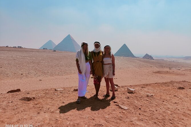 Private Guided Tour of Giza Pyramids and the great Sphinx - A quick lunch of falafel or koshary