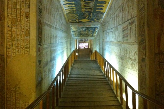 Private Half Day West Bank Tour to Valley of the Kings Queen Hatshepsut Temple and Colossi of Memnon - Hatshepsut Temple at Deir el Bahari: Architecture and Royal Power